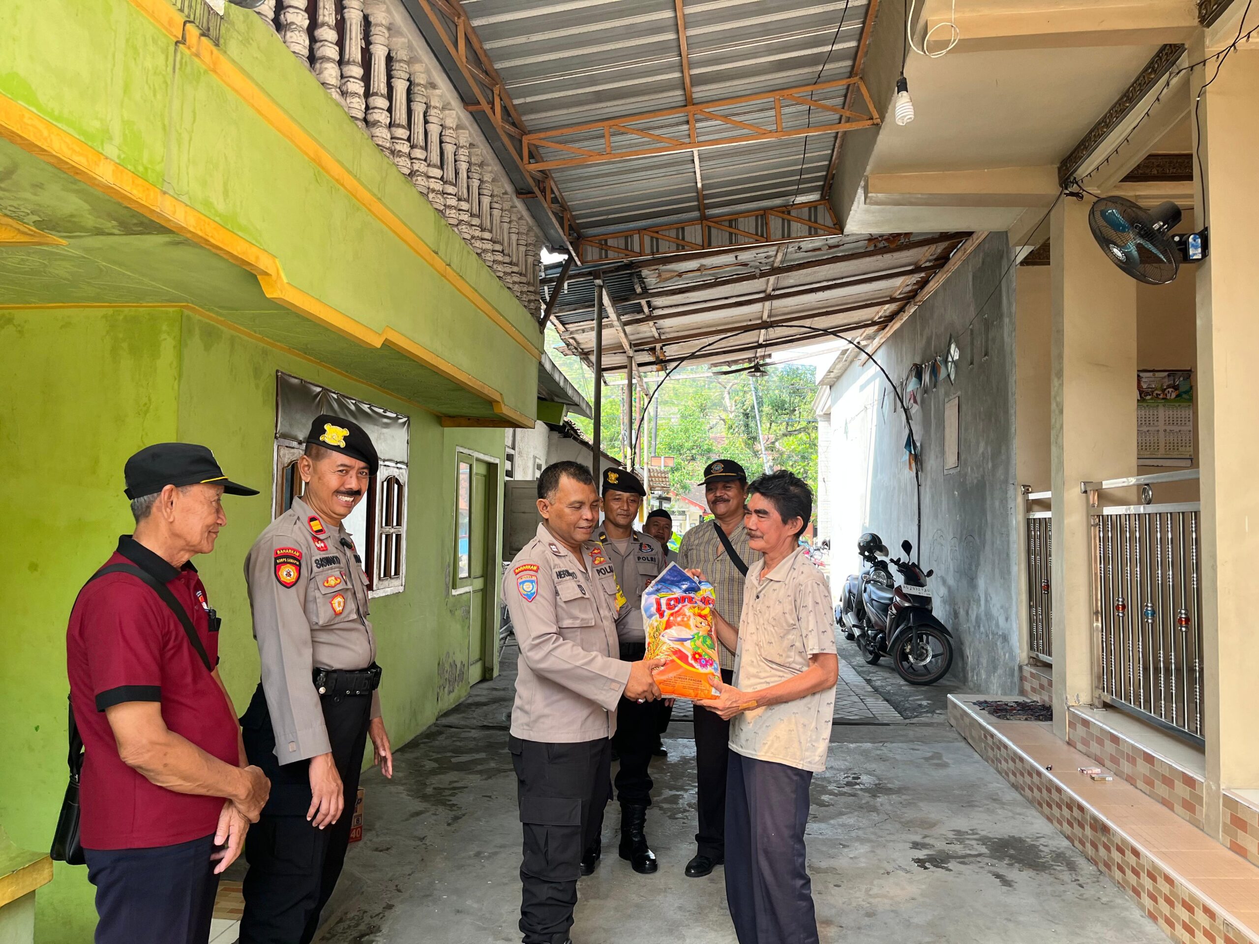 Rumah Terbakar, Polisi Trenggalek Bantu Korban dengan Uluran Tangan