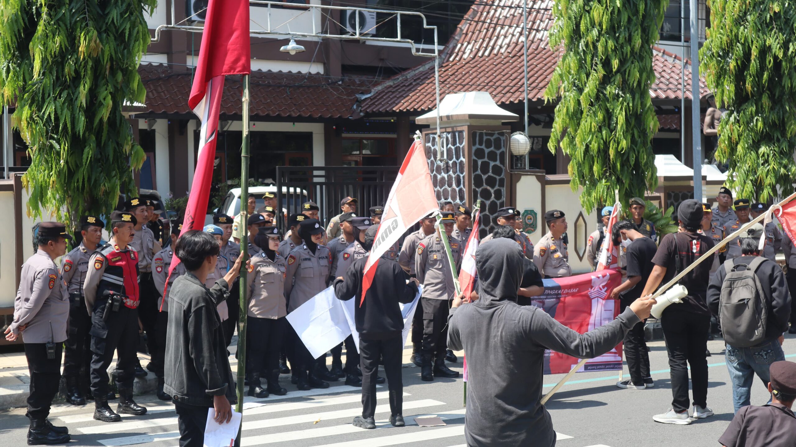 Bentrokan di Aksi Damai Kritisi Pendidikan, Polres Trenggalek Turun Tangan