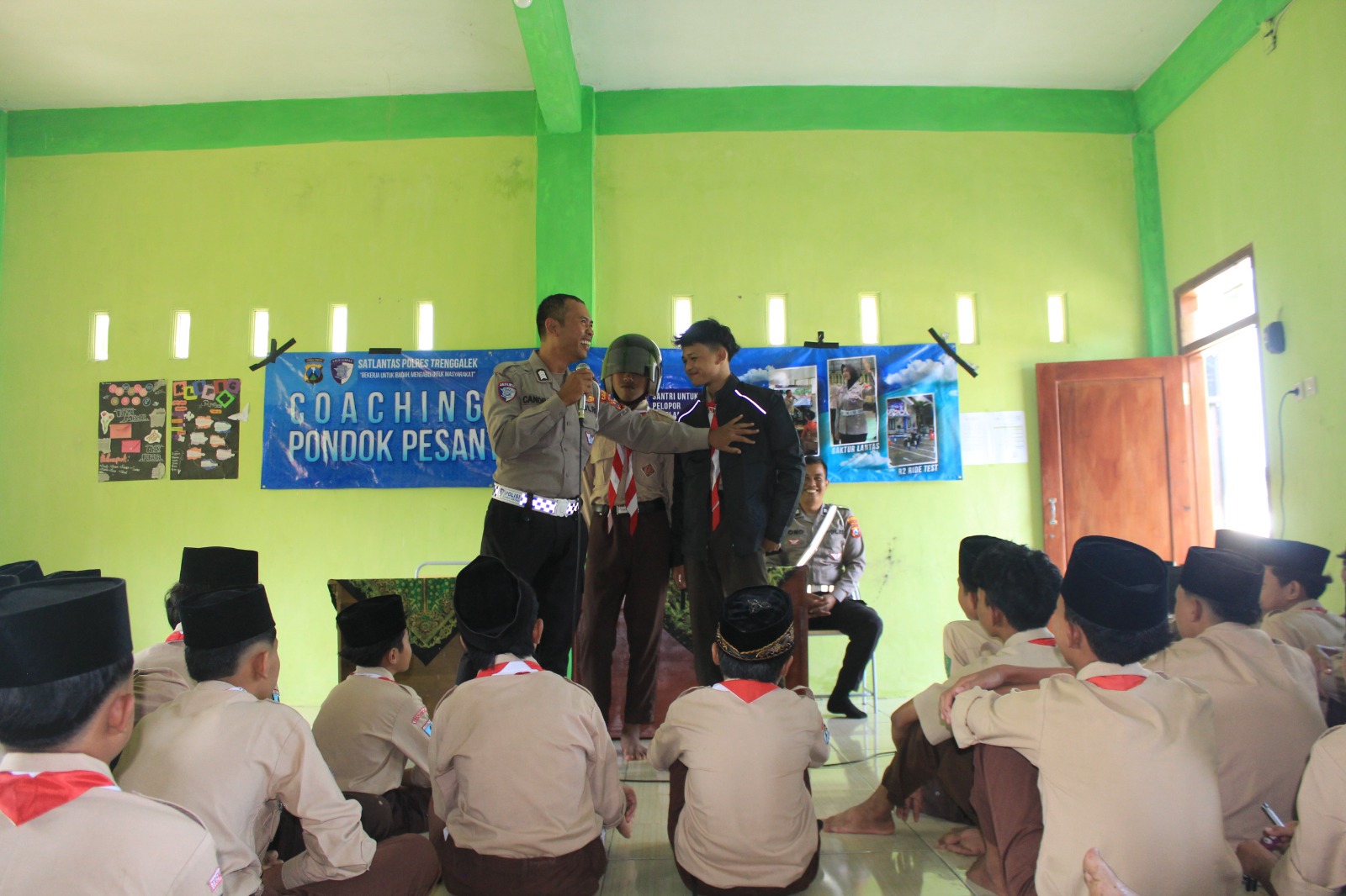 Pesantren Terapkan Keselamatan Jalan, Polres Trenggalek Beri Pelatihan Menarik