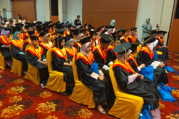 Siswa di Jakarta Bebas Biaya Wisuda Mulai 2025