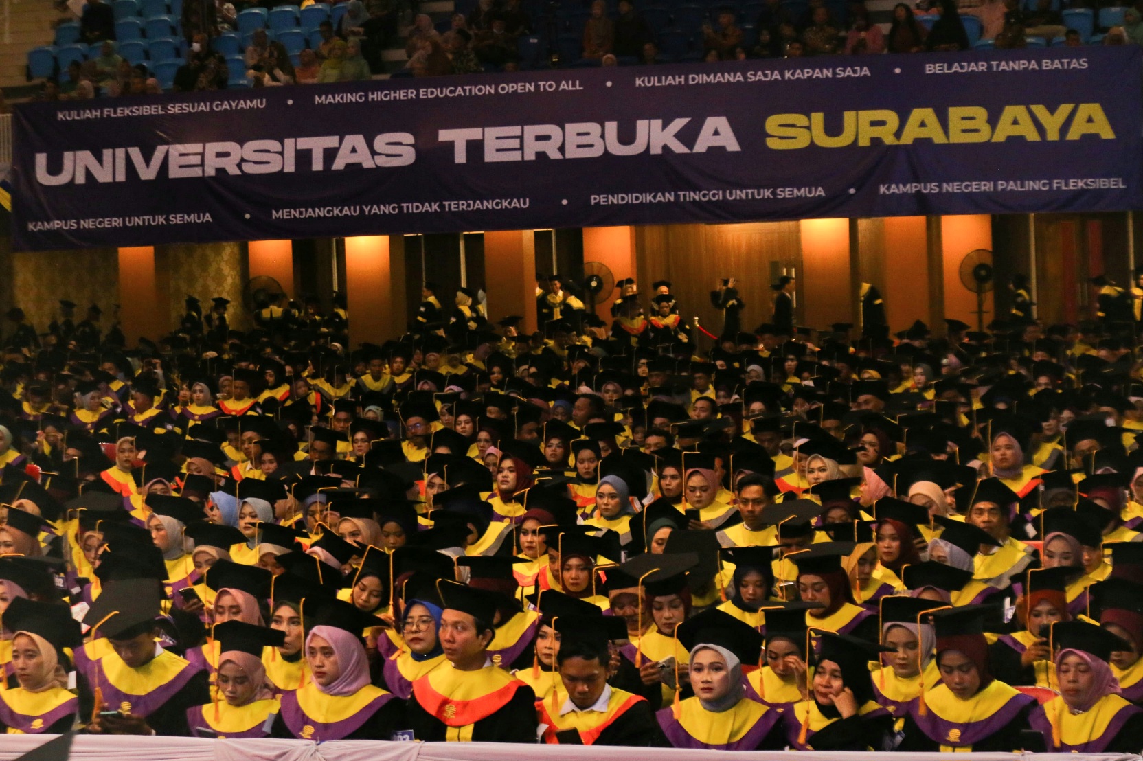 Raih Gelar di UT Surabaya, Kisah Sukses 1.580 Wisudawan