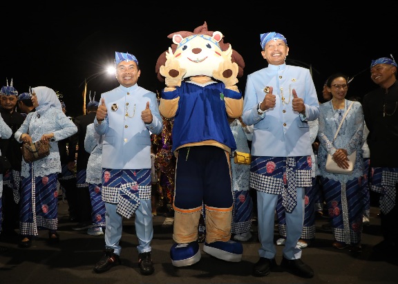 Heboh! Pemimpin Daerah Malang Meriahkan Pawai Budaya di Munas APEKSI Surabaya