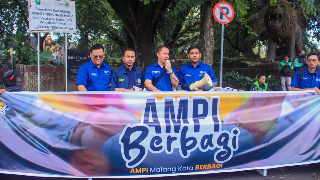 Aksi Bagi-Bagi Makan Siang Gratis dari Komandan AMPI Malang