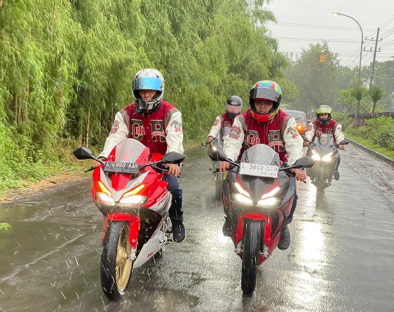 Malang Waspada, Ini Rahasia Berkendara Aman di Jalan Licin Musim Hujan