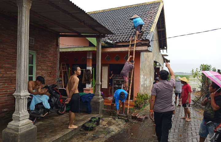 Angin Kencang Terjang Pakisaji Malang, Polisi Sigap Tangani Bencana