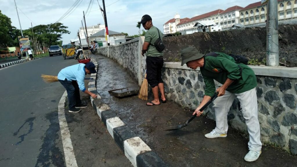 Warga Kelurahan Tunjungsekar Bersihkan Wilayah, Dukung Dasa Bakti Wali Kota Malang