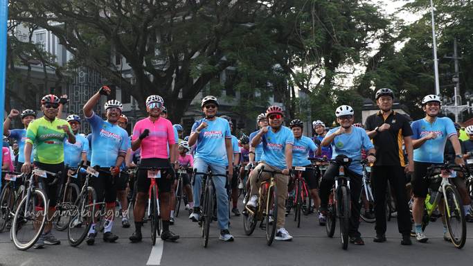 Mendekati Garis Finis, Pesepeda Malang Beradu Semangat di Rolling Together