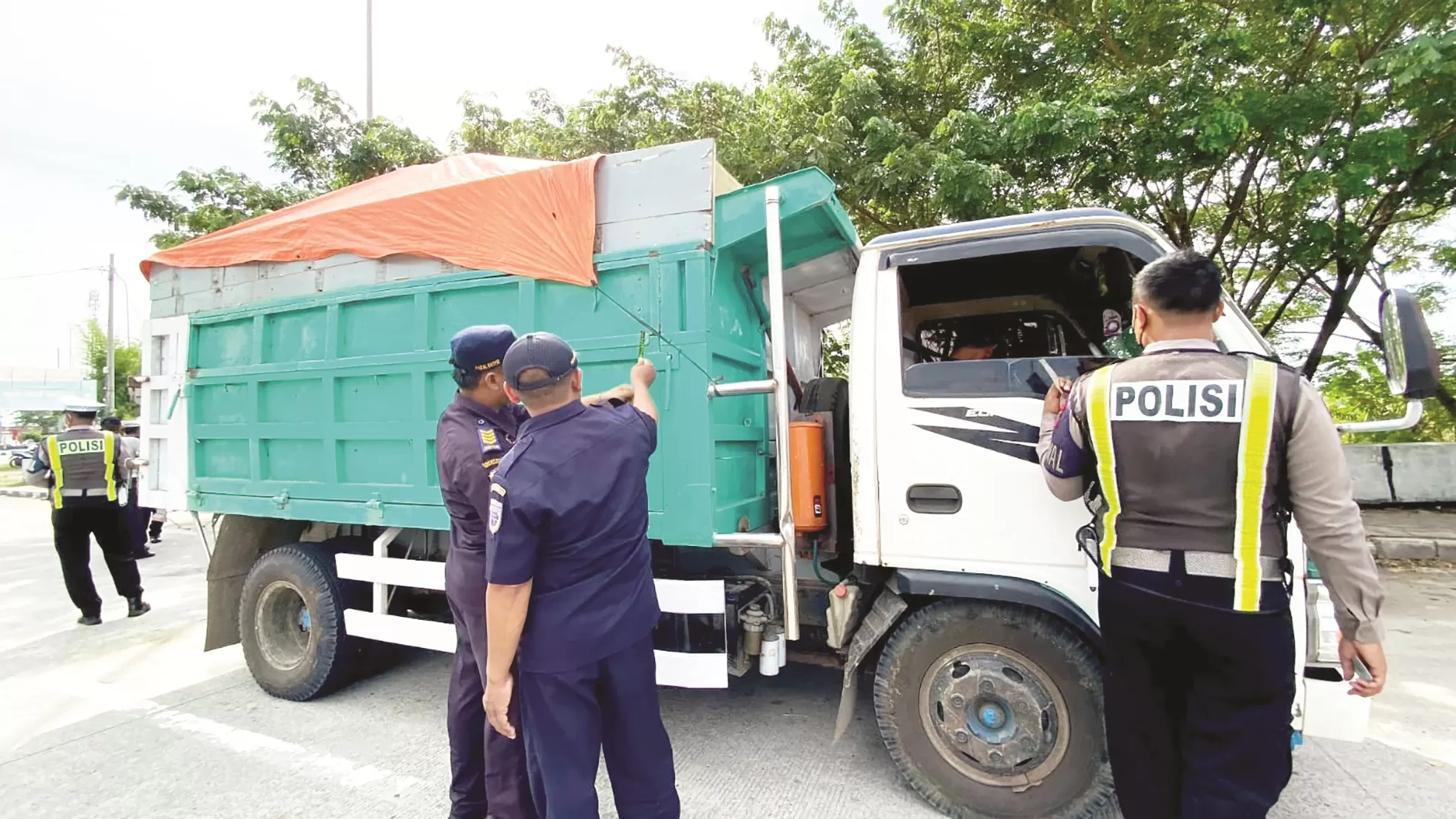 Truk Overload Dihantam Razia di Jalan Raya Madiun-Surabaya