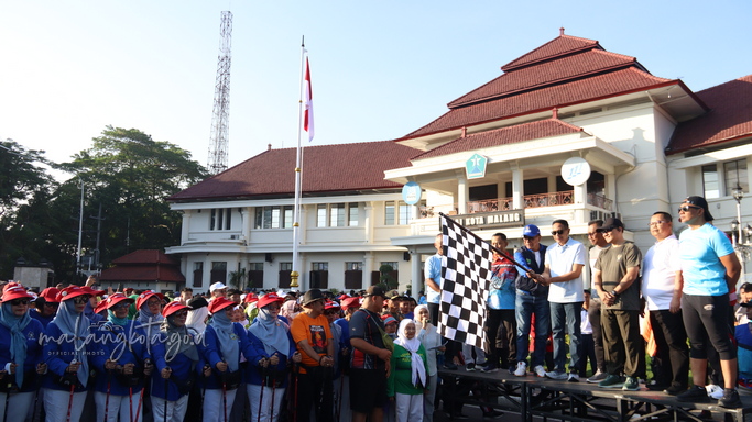 Warga Antusias Meriahkan Jalan Sehat Budaya di Kota Ini