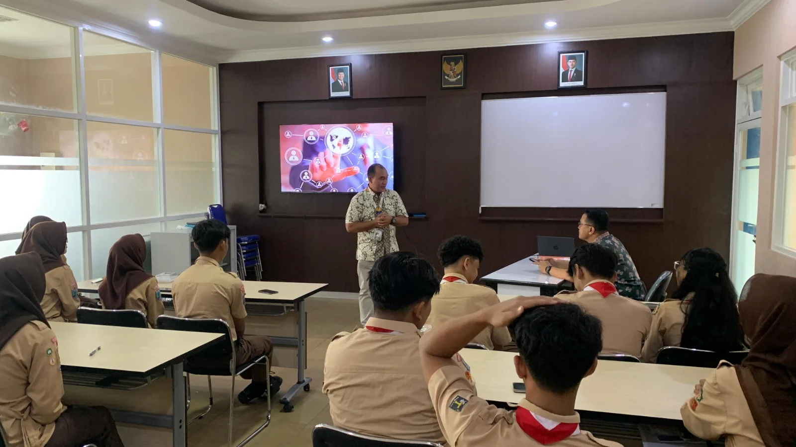 Kue Buatan SMK PIM Tembus Pasar Lewat Kerjasama Garudafood