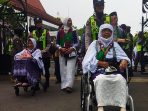 Polwan Bojonegoro Dampingi Lansia Haji Naik Bus, Aksi Sigap dan Tulus