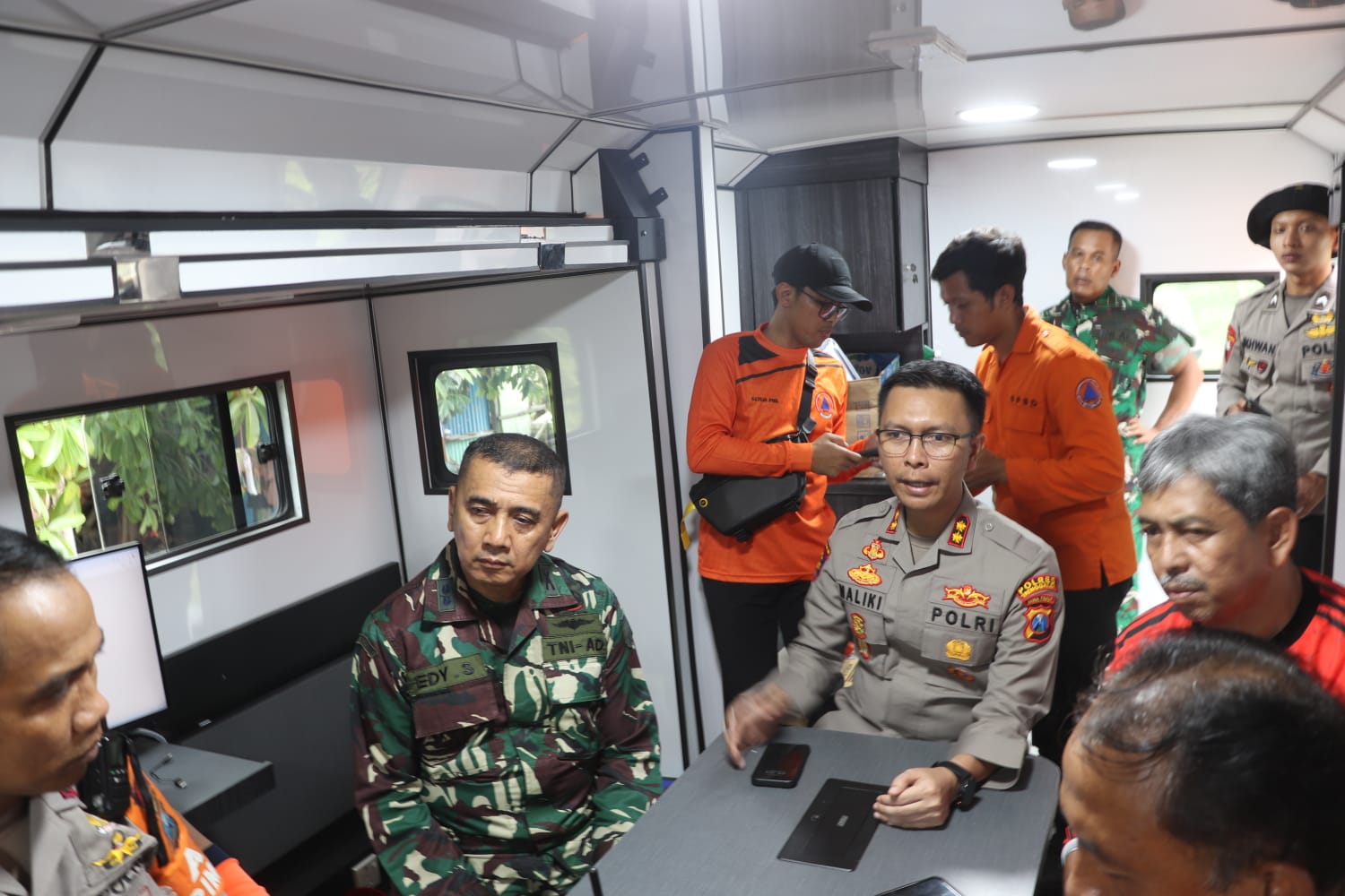 Anjing Pelacak Dikerahkan untuk Bantu Pencarian Korban Longsor di Trenggalek