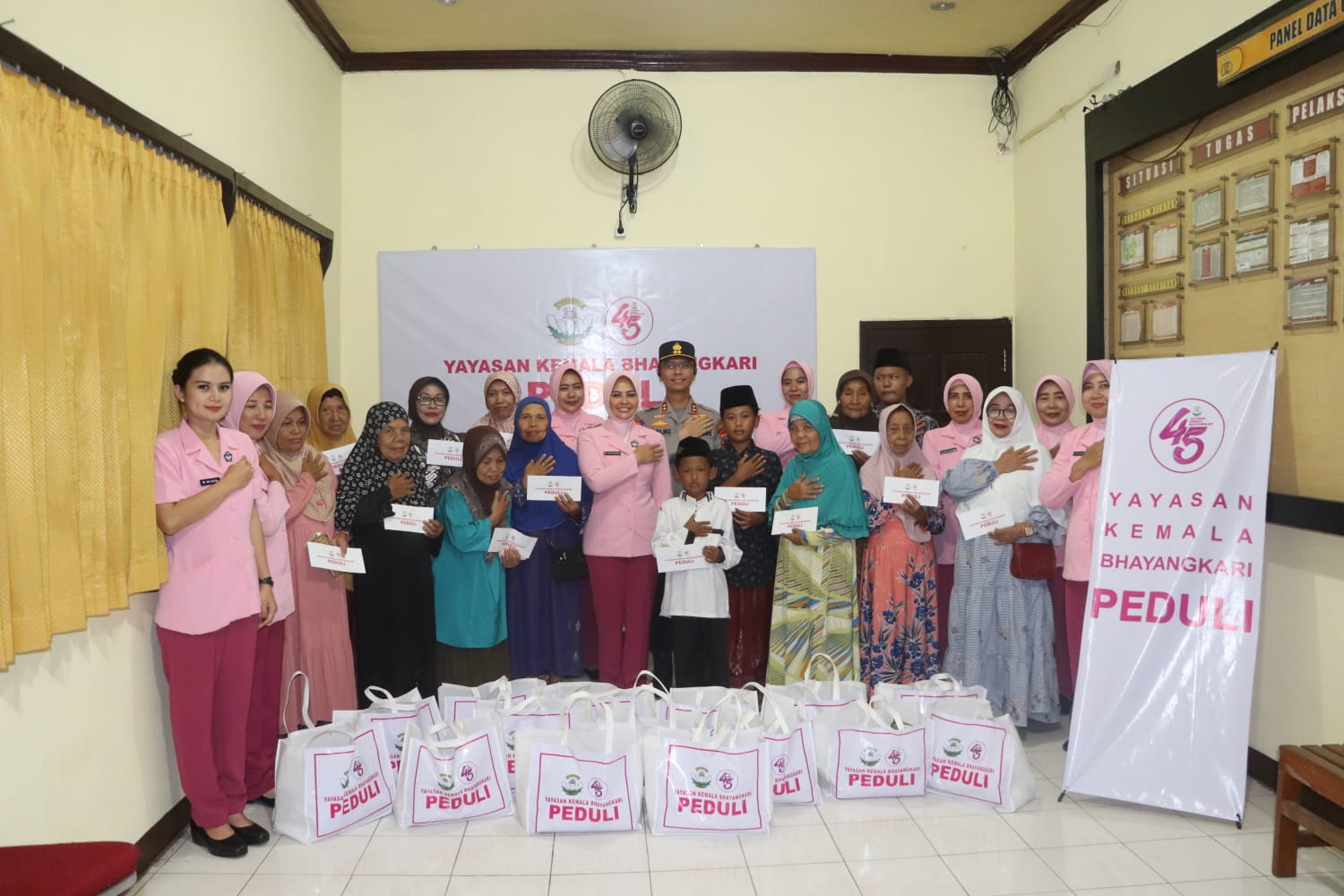 Kapolres dan Ketua YKB Trenggalek Bagi-bagi Bantuan Sosial untuk Warga Kurang Mampu