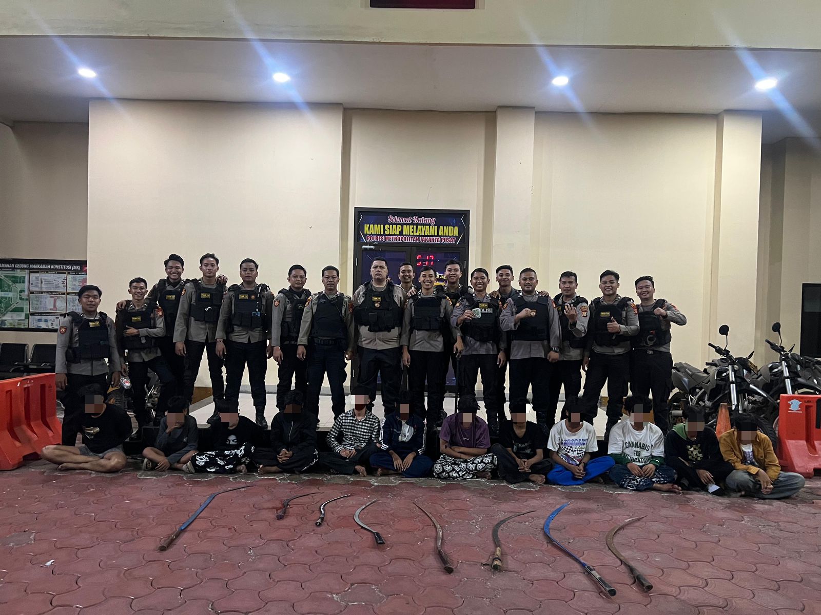 Geng Remaja Bersenjata Celurit Terlibat Bentrok, Polisi Tangkap 12 Pelaku di Hayam Wuruk