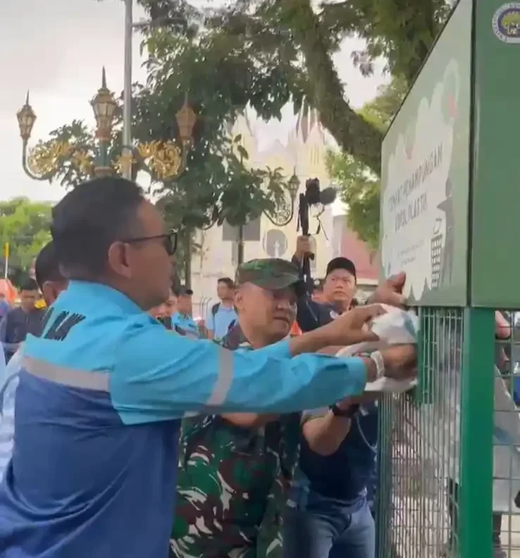 Bye-bye Sampah! Mesin Ajaib Ini Bikin Botol Plastik Jadi Cuan?