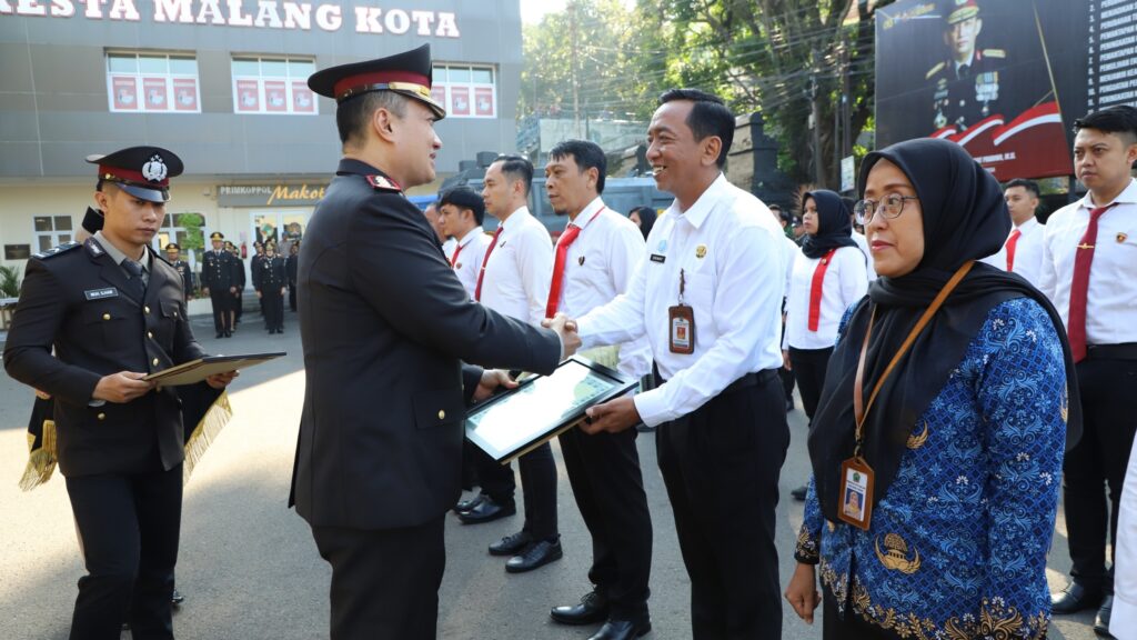 Malang Polresta Beri Penghargaan Personel Berprestasi Peringati Hari Lahir Pancasila