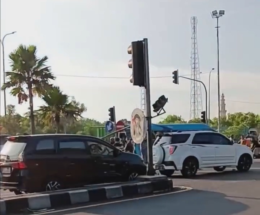 Kecelakaan Maut, Truk Tabrak 9 Kendaraan di Depan Kebun Raya Purwodadi Pasuruan, Satu Orang Tewas di Tempat