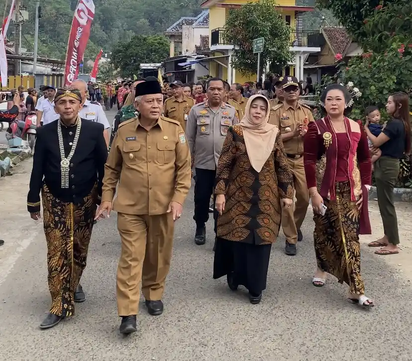 Ikut Arak ‘Encek-encek’, Bupati Sanusi Umumkan Proyek Kampung Nelayan Merah Putih di Desa Pujiharjo
