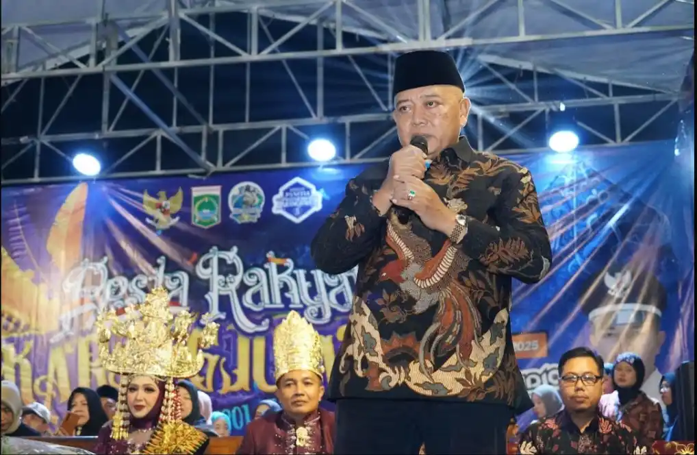 Meriah! Bupati Sanusi Hadiri Pesta Rakyat Karangploso, Diiringi Drum Band TNI AD dan Ingatkan soal Volume Sound System