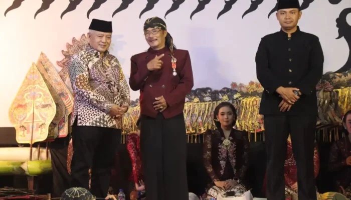 Abah Sanusi saat berada di panggung Wayang Kulit di desa Wagir Minggu (13/7/2025) (Pemkab Malang)