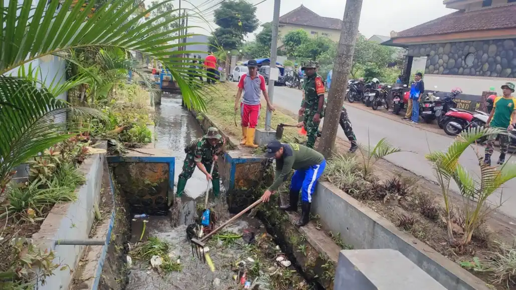 Prajurit TNI dan Warga di Pakis Bersatu Padu Bersihkan Saluran Air Cegah Banjir, Wujud Kemanunggalan