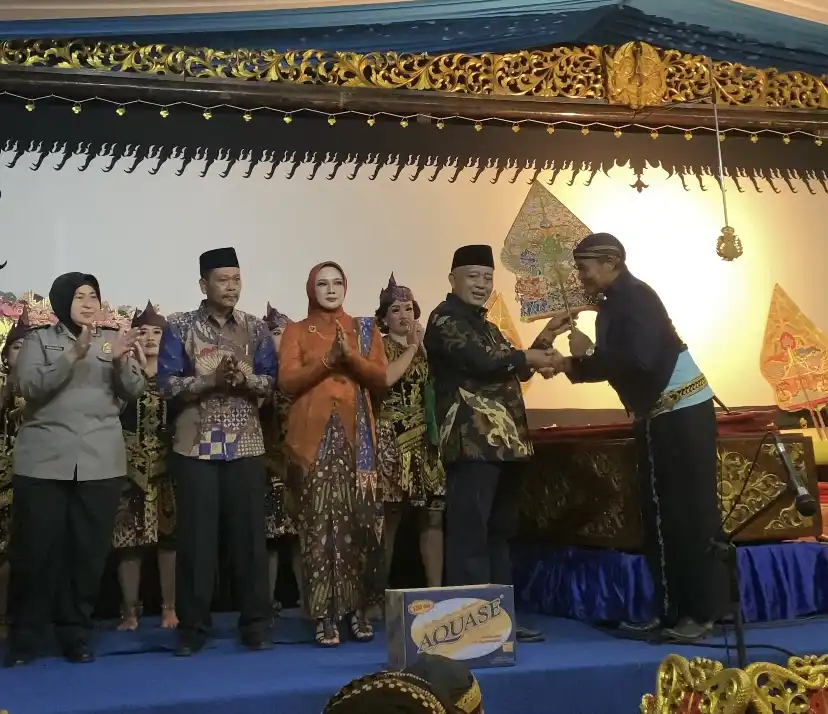Saksikan Lakon ‘Wahyu Sandang Pangan’, Bupati Sanusi Ajak Warga Sananrejo Lestarikan Budaya dan Manfaatkan Teknologi