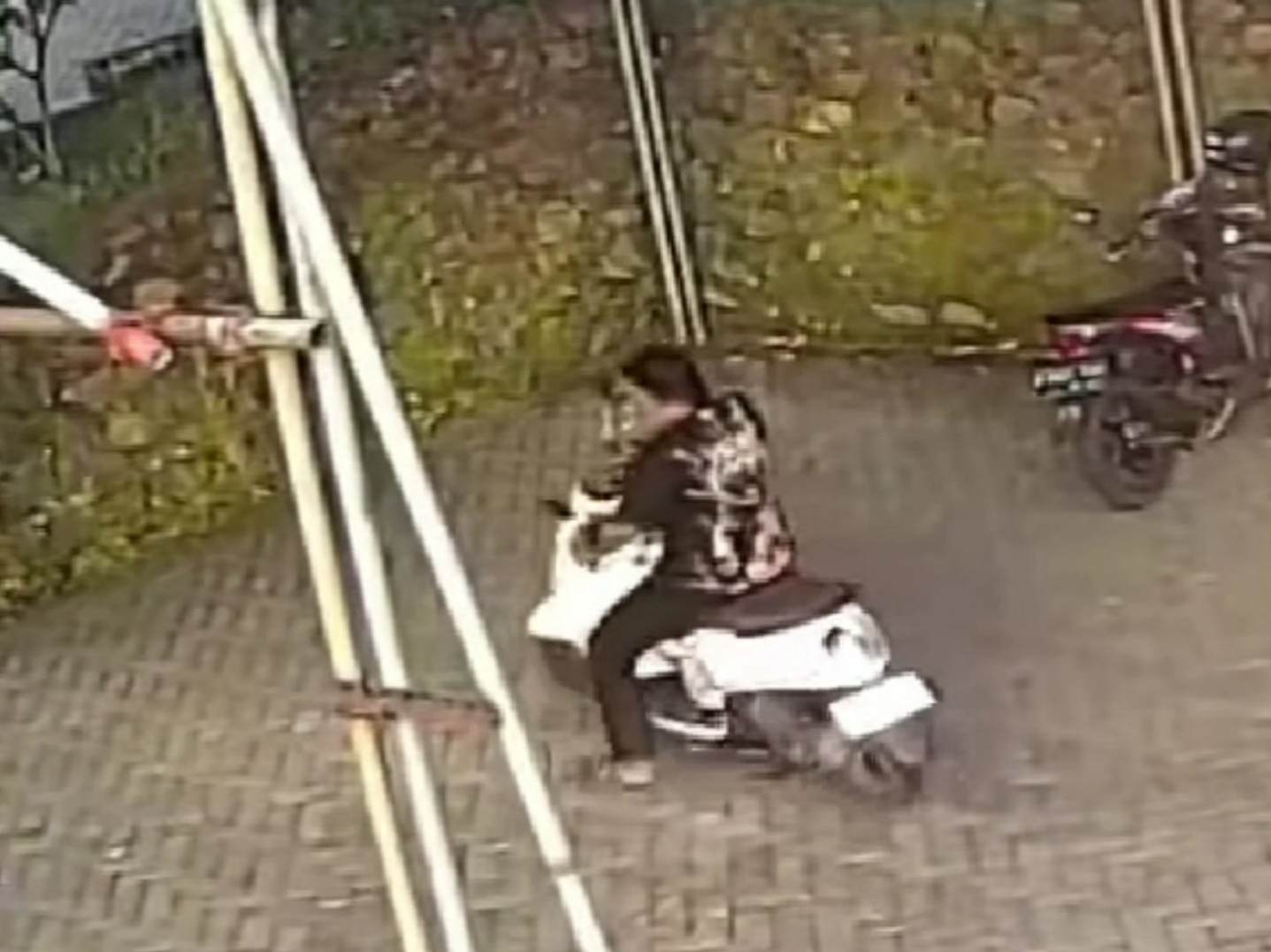 Terekam CCTV, Maling Gondol Honda Scoopy di Lawang, Korban Minta Bantuan Warganet