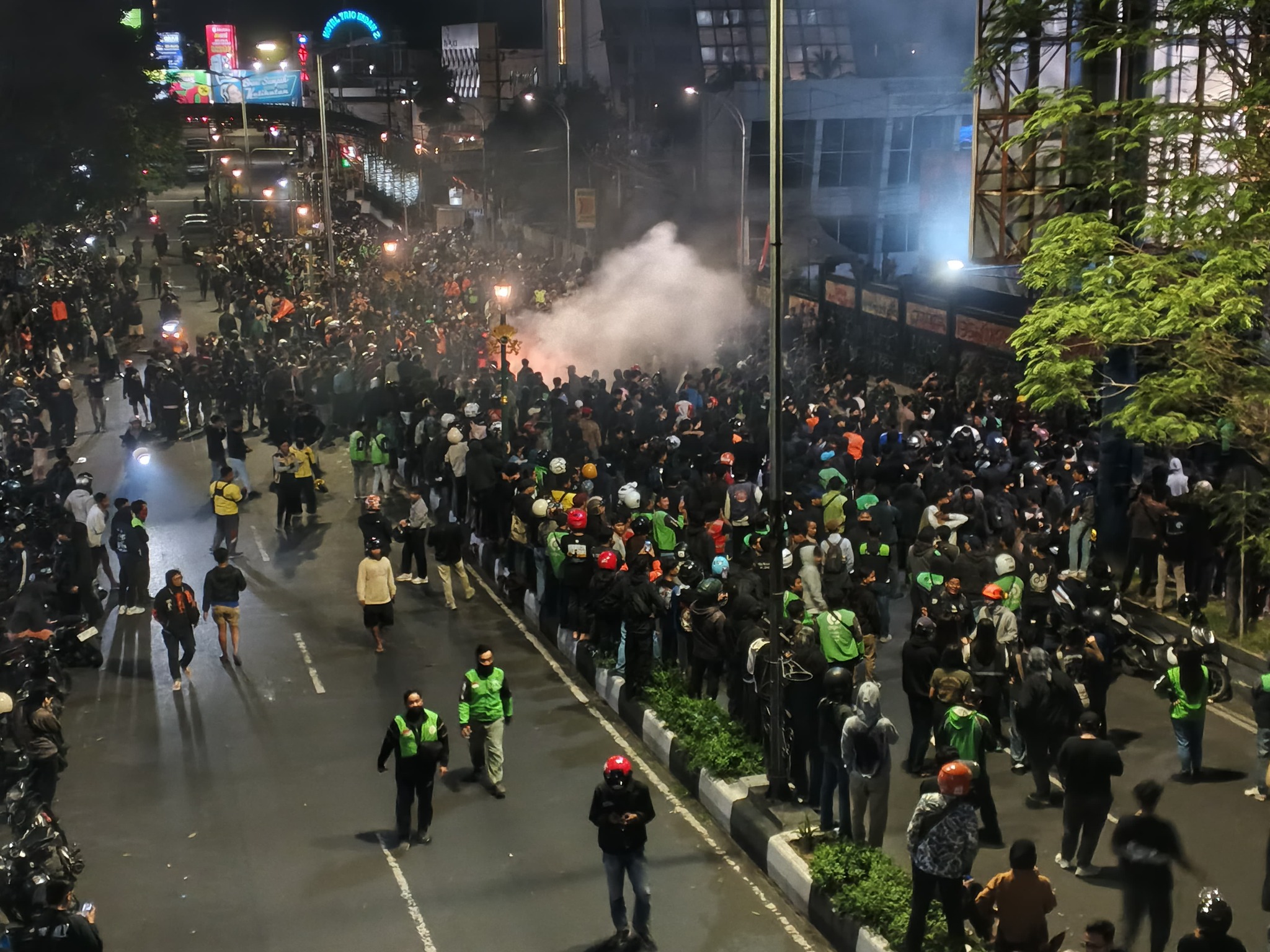 Ribuan Massa Demo di Depan Polresta Malang Kota dengan Batu dan Petasan Buntut Kematian Driver Ojol Affan Kurniawan