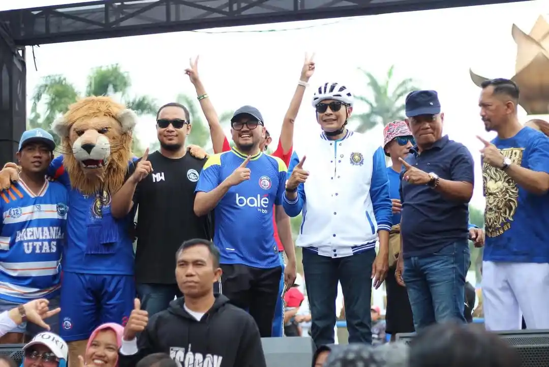 Meriahkan HUT Arema FC ke-38, Suporter hingga Wali Kota Ikut Kerja Bakti, Bagi Mawar Putih dan Bersihkan Patung Singa di CFD Malang