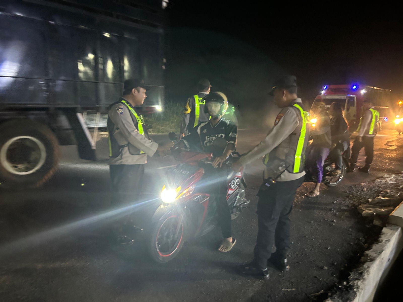 Antisipasi Konvoi Liar di Malam HUT ke-38 Arema FC, Polsek Pagelaran Turun ke Jalan Periksa Kendaraan