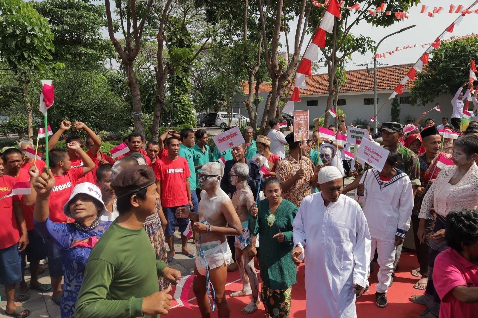 Pecah! Tawa Ratusan ODGJ dan PMKS Liponsos Surabaya Saat Lomba Fashion Show Peringati HUT RI ke-80