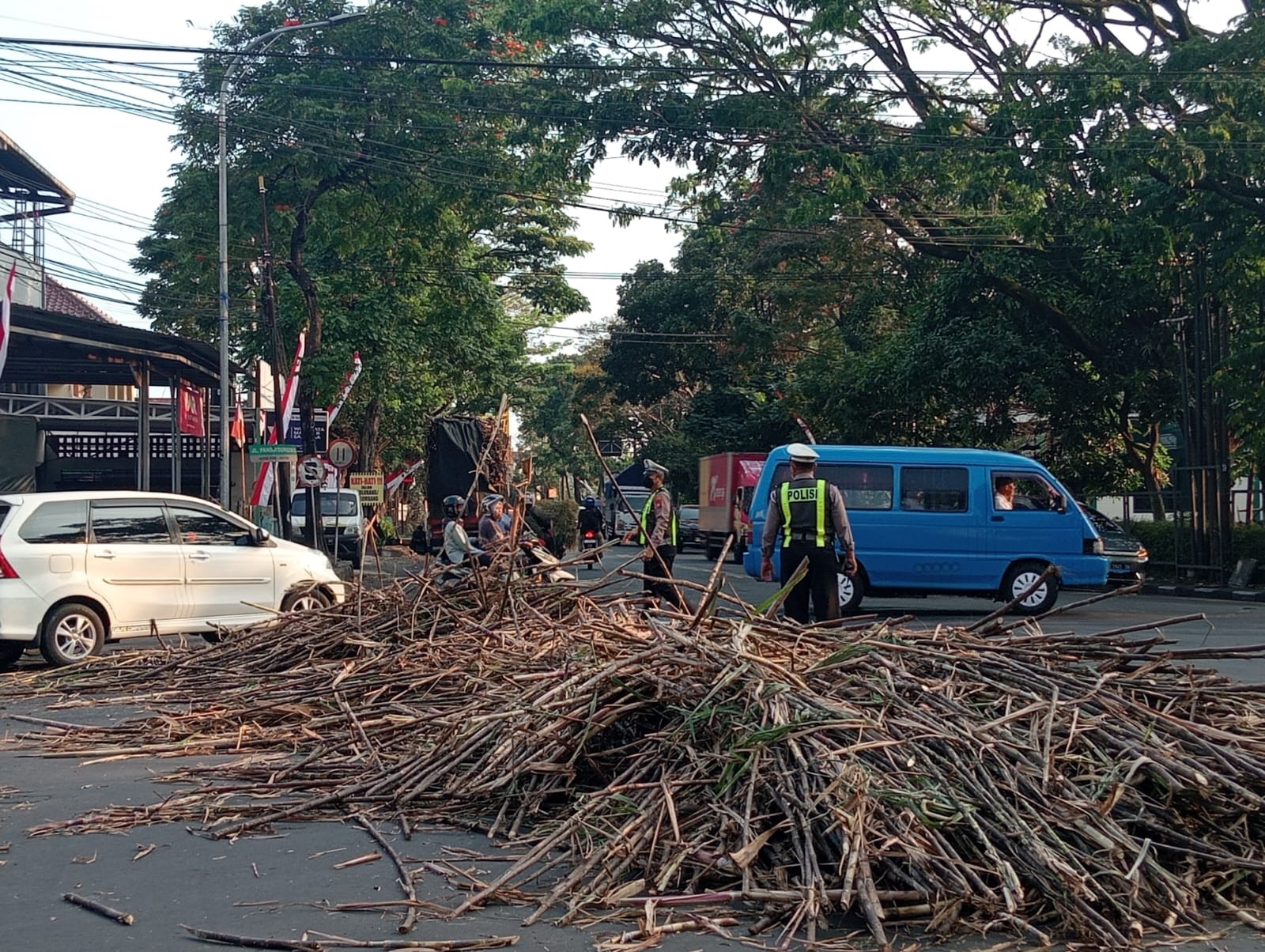 Pascainsiden Tumpahan Tebu, Lalu Lintas di Simpang Raden Intan Blimbing Berangsur Normal
