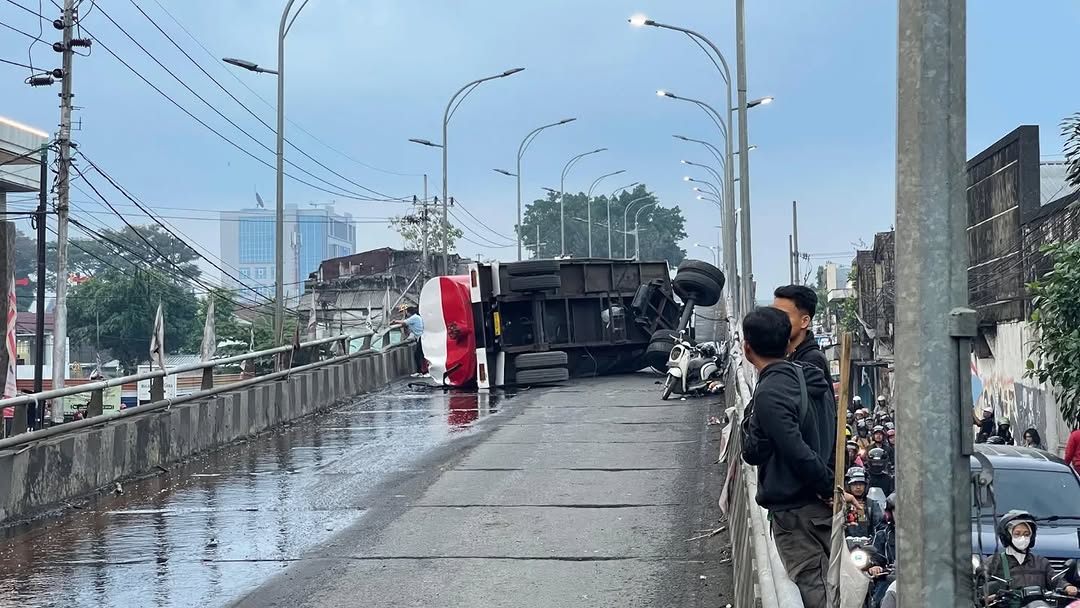 KRONOLOGI LENGKAP Kecelakaan Truk di Flyover Kota Lama: Gandengan Putus, Mundur, dan Hantam 3 Motor, 4 Orang Jadi Korban
