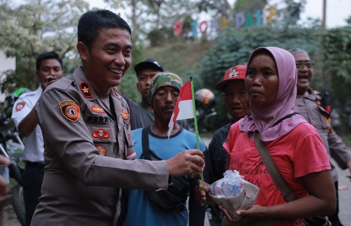 Maknai Kemerdekaan dengan Berbagi: Polres Jember Sasar Warga Rentan di TPA Pakusari dengan Makanan Bergizi