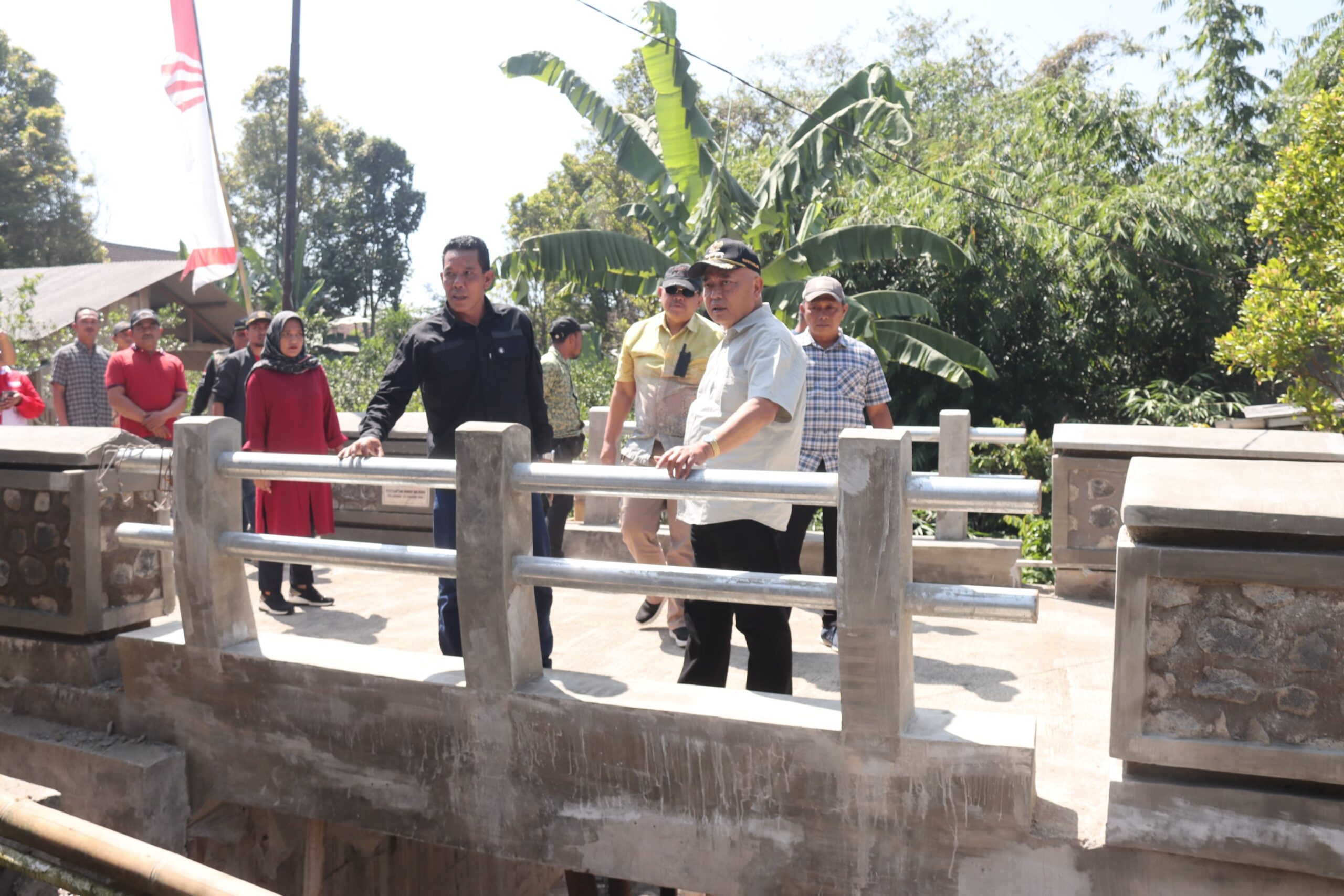 Respons Cepat Bupati Sanusi: Instruksikan Penanganan Darurat Tebing SDN 3 Jedong dan Tinjau Jembatan Baru di Dalisodo