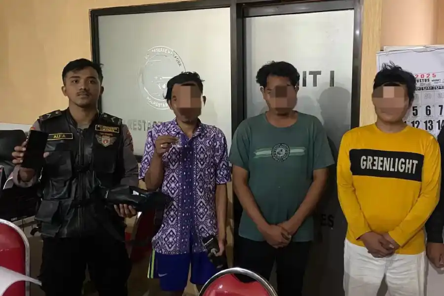 Awalnya Cuma Ugal-ugalan, Tiga Pemuda di Surabaya Panik Saat Polisi Temukan Sabu Selipan