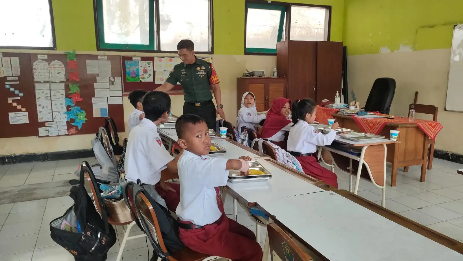 Dukung Program Anti-Stunting, Babinsa Koramil Klojen Malang Dampingi Pembagian Makanan Bergizi untuk Anak Sekolah