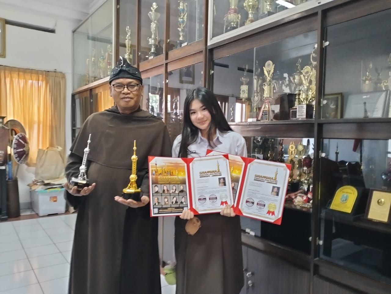 Izabelle Kiara Kurniawan Banggakan Malang, Siswi SMAK Dempo Malang Sabet Emas di Kompetisi Vokal Internasional Shanghai