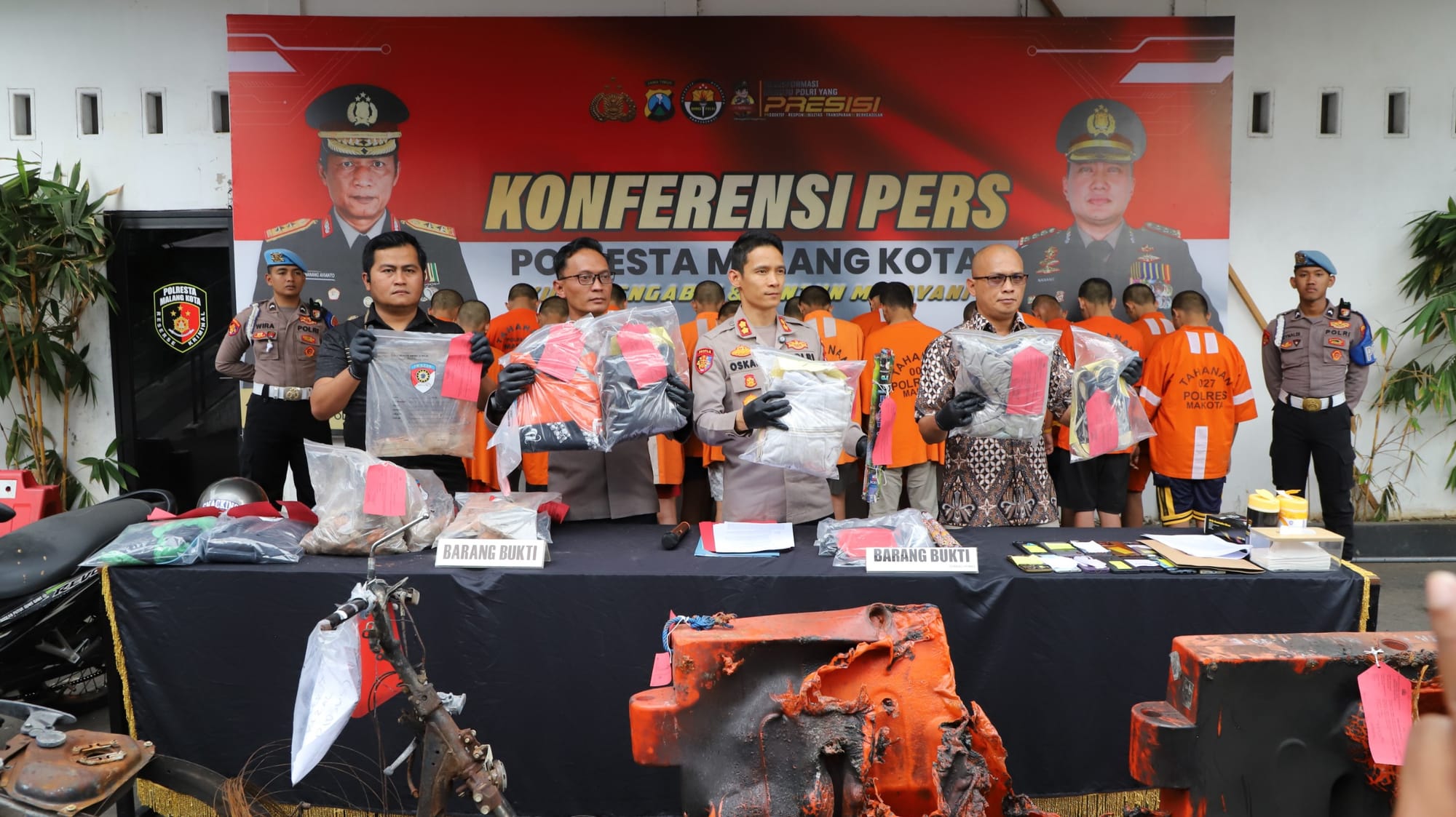 Polisi Rilis Pengakuan Pembawa Molotov Demo DPRD Malang: Diberi 2 Botol Bensin oleh Orang Tak Dikenal di Jalan