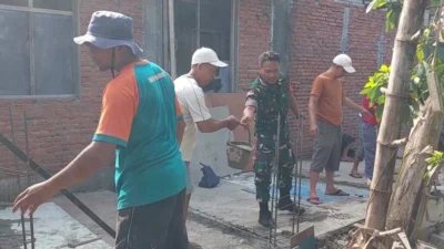 Wujud Kemanunggalan TNI-Rakyat, Babinsa dan Warga Arjosari Kompak Perbaiki Rumah Ibu Suminah