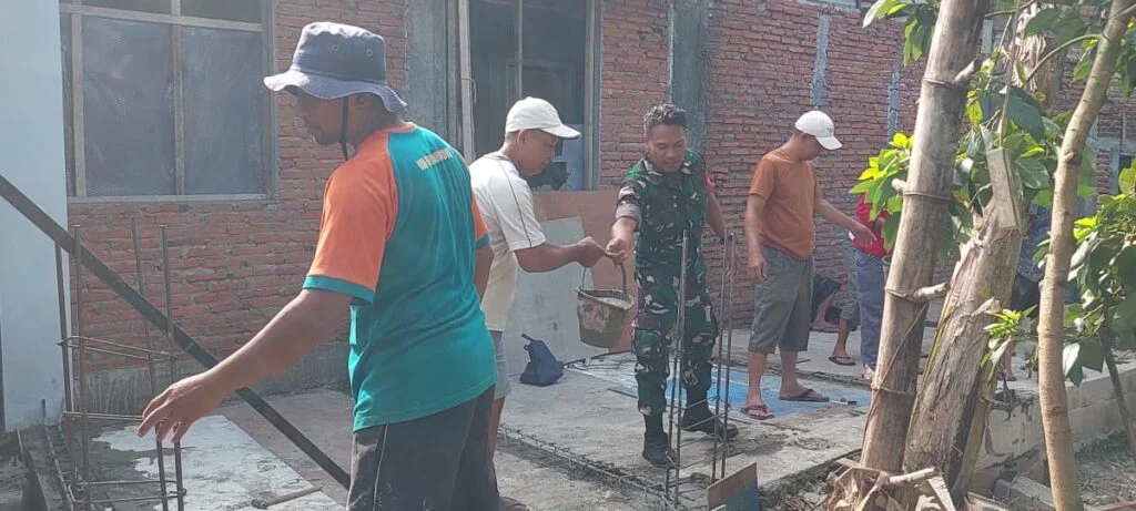 Wujud Kemanunggalan TNI-Rakyat, Babinsa dan Warga Arjosari Kompak Perbaiki Rumah Ibu Suminah