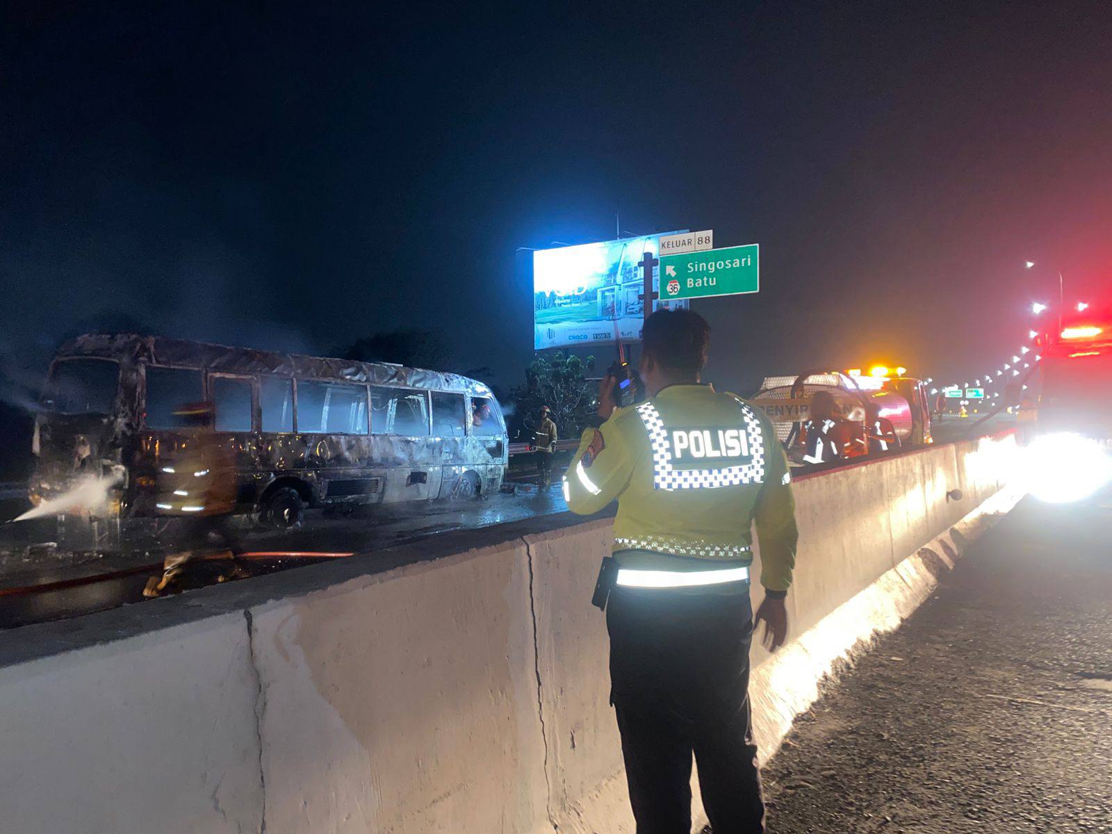 BREAKING NEWS! Isuzu Elf Ludes Terbakar di Tol Singosari, Arus Lalu Lintas Arah Malang Macet Panjang