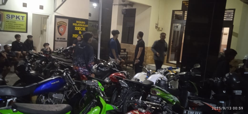 Kena Razia Balap Liar, Belasan Remaja di Malang Dihukum Ganti Knalpot Brong di Depan Orang Tua