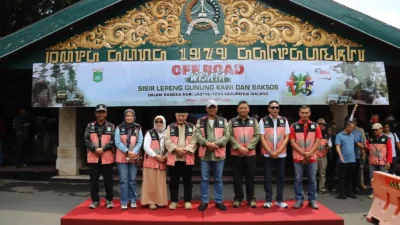 Rayakan Hari Jadi ke-1265, Bupati Malang dan Kapolda Jatim Susuri Lereng Kawi Sambil Bagikan Bantuan