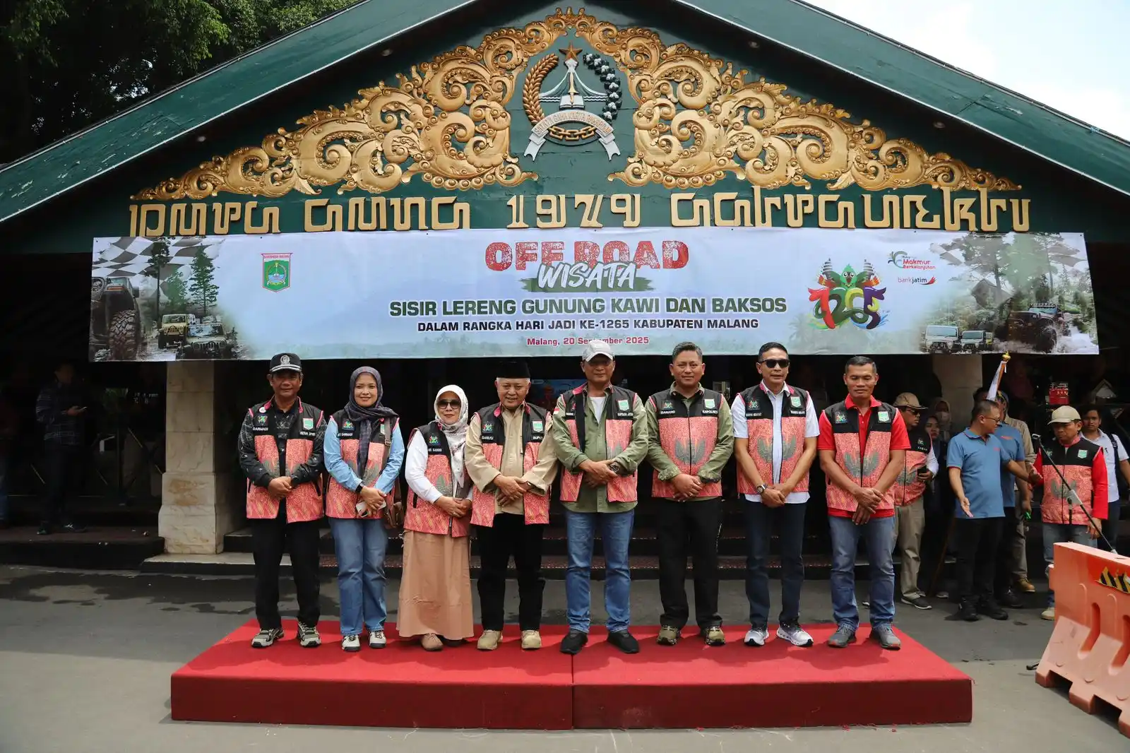 Rayakan Hari Jadi ke-1265, Bupati Malang dan Kapolda Jatim Susuri Lereng Kawi Sambil Bagikan Bantuan