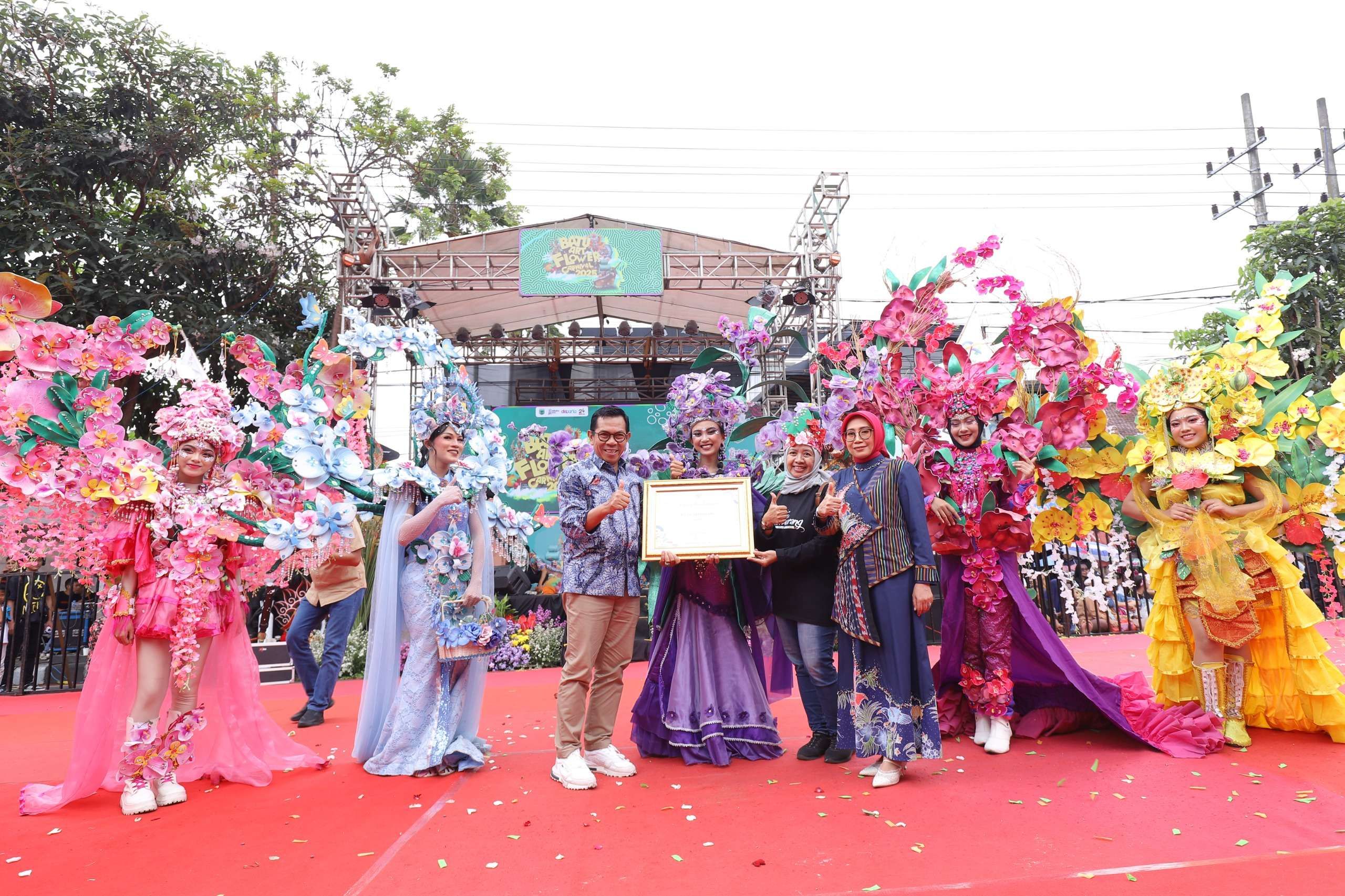 Keseruan Batu Art Flower Carnival 2025, Parade Kostum Bunga Warna-warni Kembali Menjadi Magnet