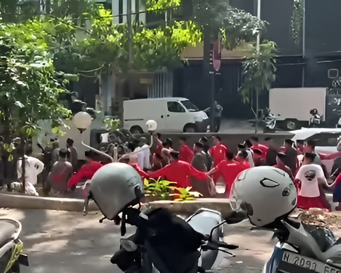 Breaking News! Ratusan Massa Demo Bubarkan Trans7 di Balaikota Malang