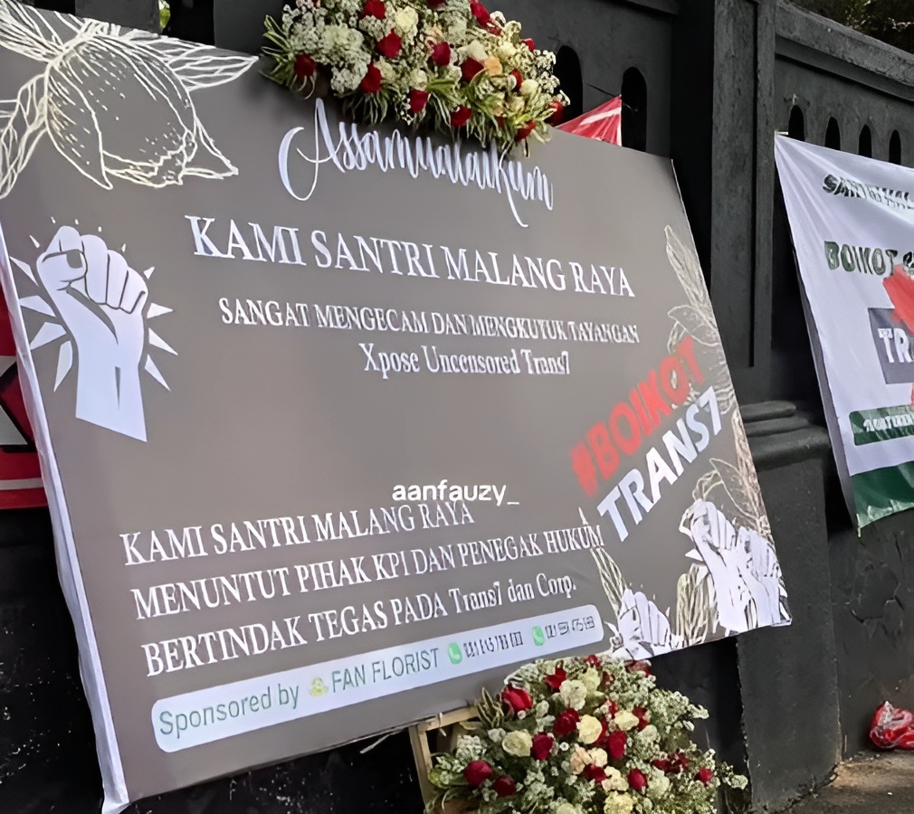 Ratusan Santri Demo di Depan DPRD Malang, Tuntut Izin Trans7 Dicabut