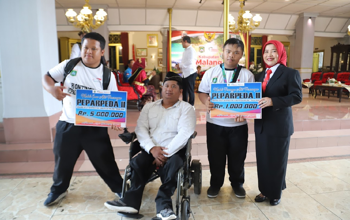Wabup Lathifah Apresiasi Pemuda Berprestasi pada Upacara Sumpah Pemuda di Pendopo Agung