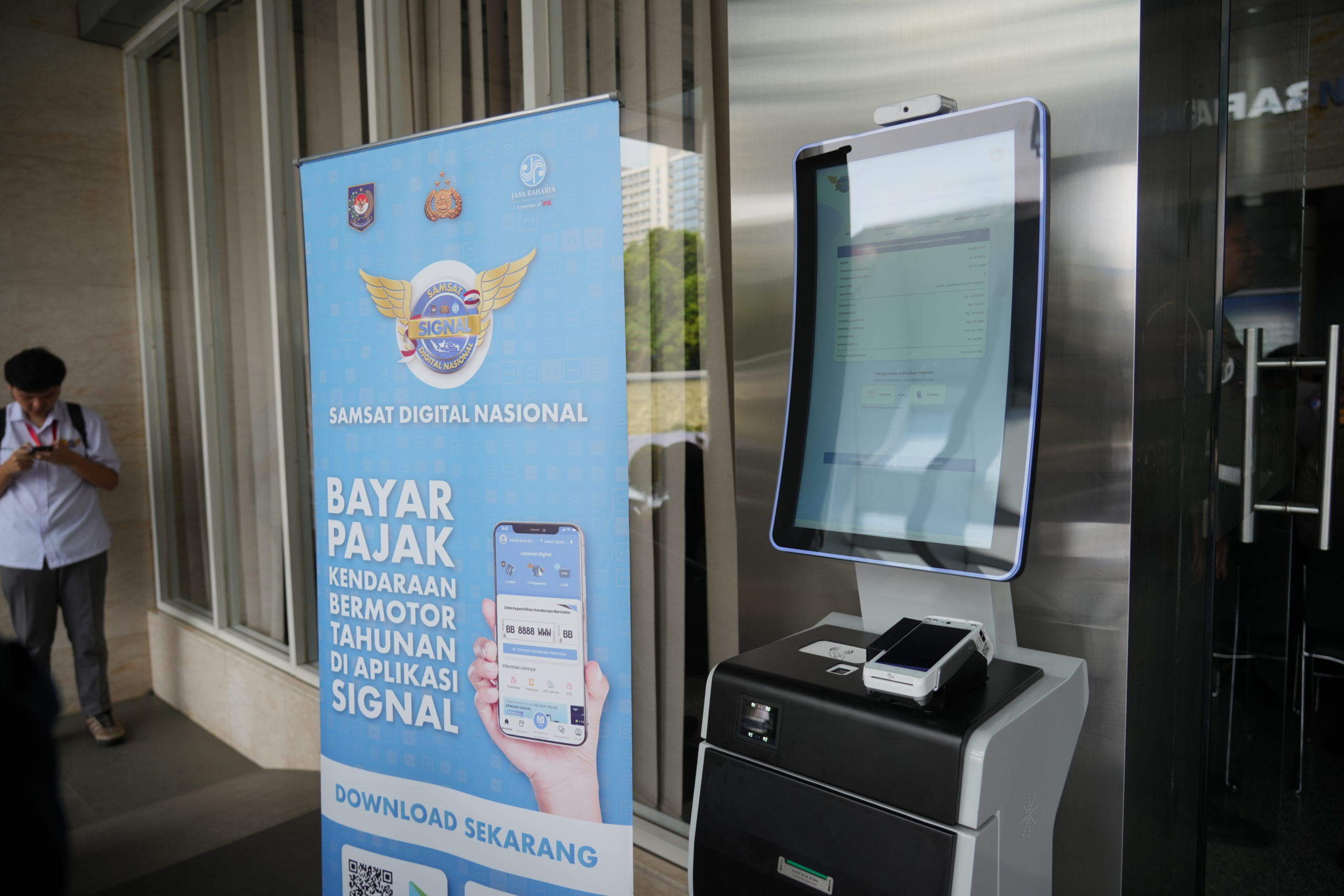 Kini Bayar Pajak Semudah Beli Pulsa, Tapi Ujian SIM Tetap Dijaga Ketat